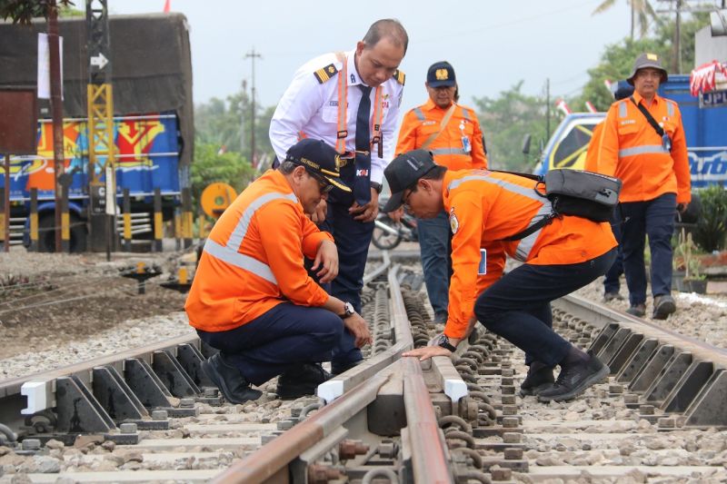 KAI Daop Madiun lakukan perbaikan dan penggantian prasarana KA