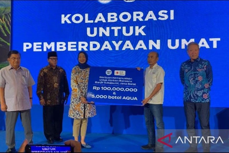 Jusuf Kalla saksikan penyerahan donasi bencana dari PT Aqua ke PMI