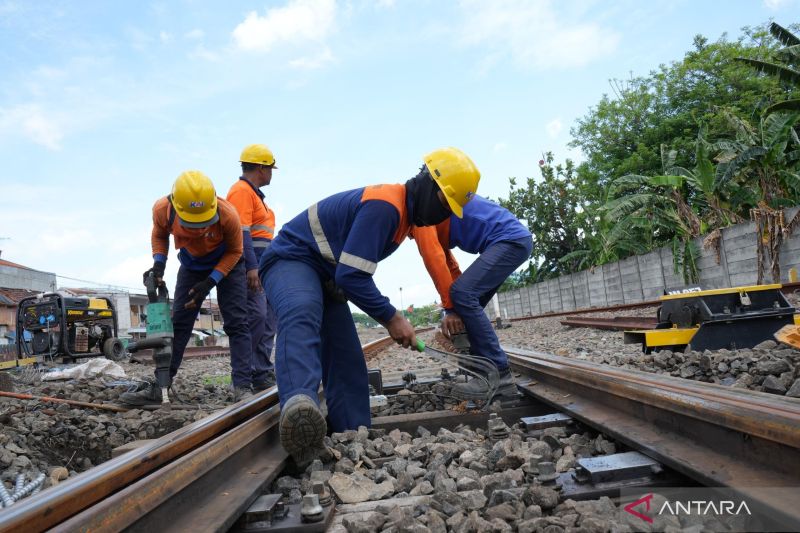 Daop 8 intensifkan perawatan jalur KA jelang libur Natal-Tahun Baru 