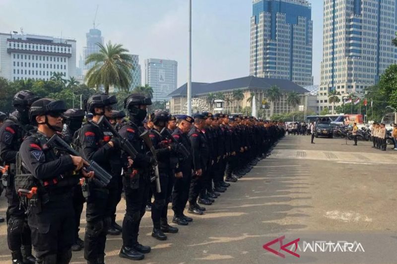 ratusan-personel-amankan-aksi-tolak-ppn-12-persen-di-istana-negara