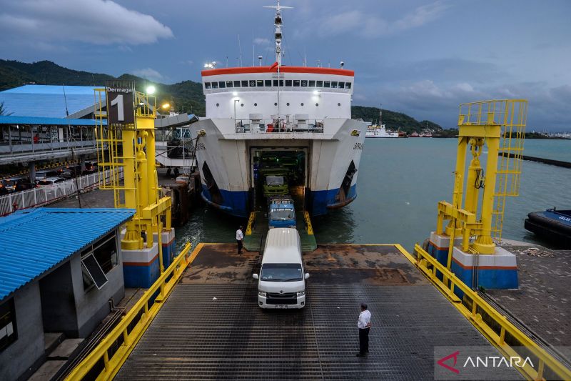 kendaraan-menyeberang-dari-pelabuhan-merak-h-3-natal-turun-25-persen