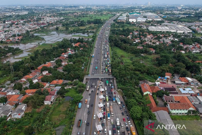 beginilah-antrean-kendaraan-di-pintu-tol-cikupa-jelang-libur-natal-dan-tahun-baru-2025