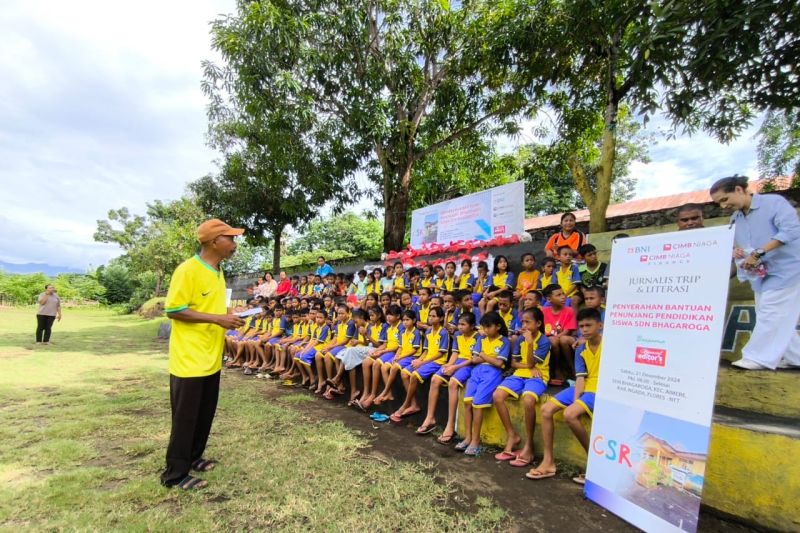 3-lembaga-keuangan-beri-bantuan-pendidikan-ke-sd-di-flores-ntt