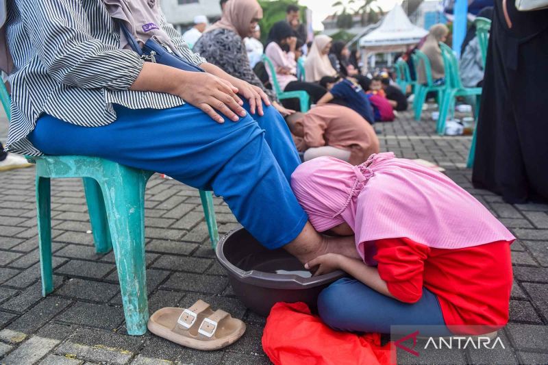 Peringatan Hari Ibu diisi dengan aksi cuci kaki ibu