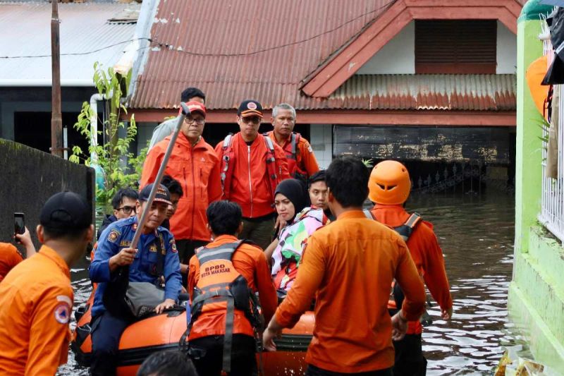 Wali Kota Makassar naik perahu karet tinjau beberapa titik banjir