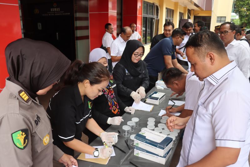 polres-jaksel-periksa-senpi-dan-tes-urine-personel-untuk-kedisiplinan