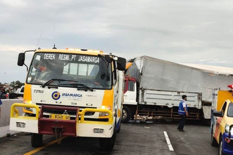 petugas-lakukan-aksi-cepat-penanganan-kecelakaan-di-tol-pandaan-malang