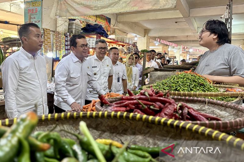 Mendag tinjau pasar di Bandung untuk cek stok pangan jelang Natal