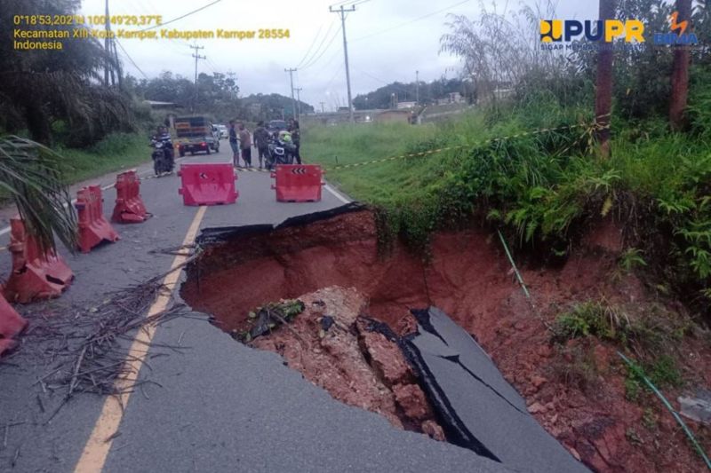 jl-lintas-riau-sumbar-km-90-ambles-pengguna-jalan-gunakan-jalan-tol