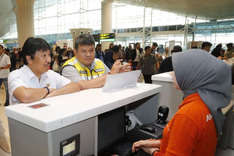 kemenhub-cek-kelancaran-angkutan-udara-natal-tahun-baru-di-makassar