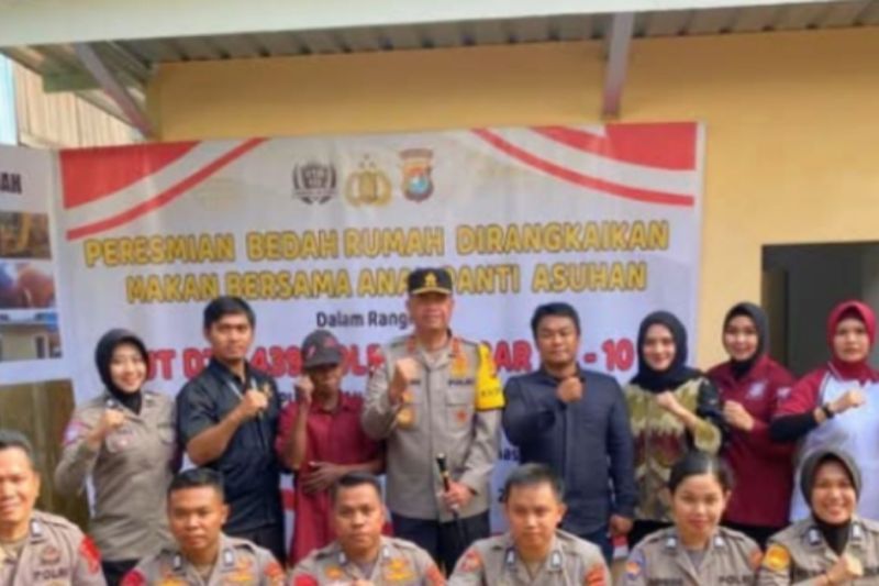 Kapolda Sulbar serahkan bantuan  bedah rumah warga miskin