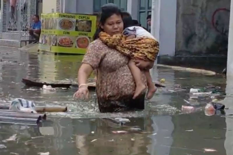 Tiga ruas jalan di Jakarta Barat hingga pukul lima pagi masih banjir