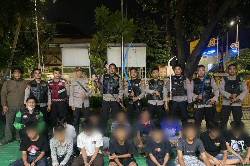 polisi-tangkap-remaja-bersenjata-tajam-yang-hendak-tawuran-di-gropet