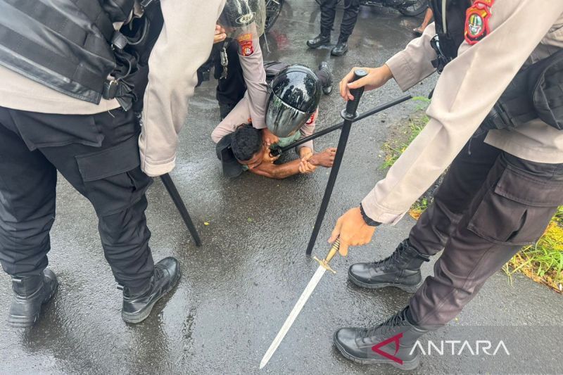 Polisi tangkap pria bersenjata yang hentikan Transjakarta di Jakbar