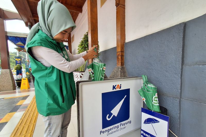 KAI Siapkan Pengering Payung di Stasiun, Berikan Kenyamanan Selama Nataru yang Jatuh Pada Musim Penghujan