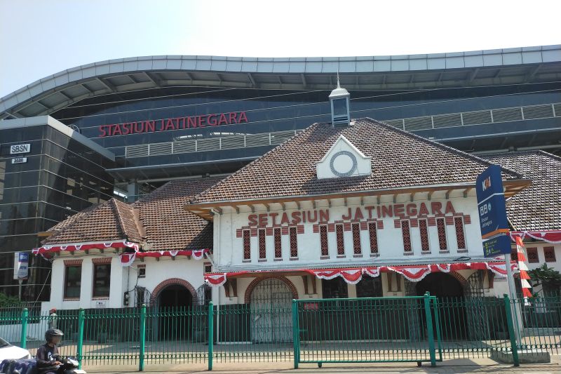 Naik Turun Penumpang Meningkat di Stasiun Jatinegara Selama Nataru 2024/2025