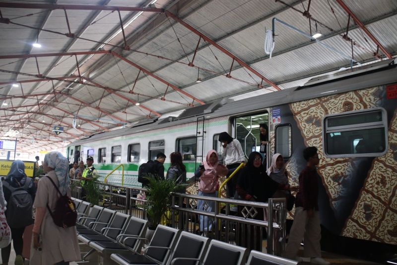 ka-bias-relasi-madiun-bandara-adi-soemarmo-primadona-saat-libur-nataru