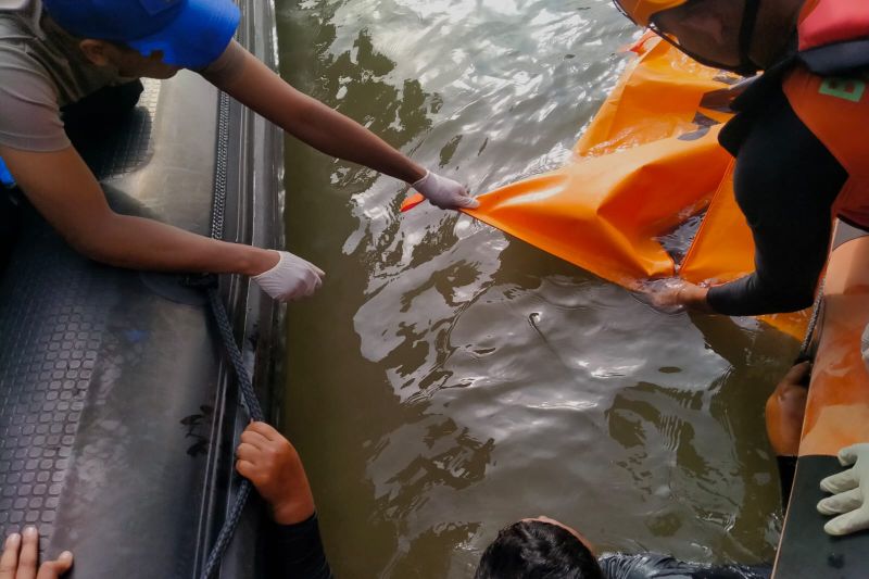 SAR gabungan evakuasi jasad penyelam besi tua di perairan Batam