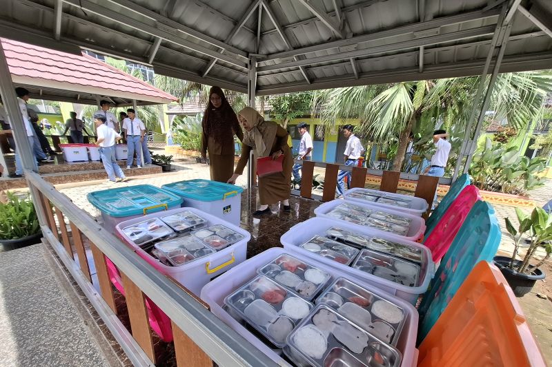 Makan bergizi gratis di Lampung mulai disalurkan ke sekolah