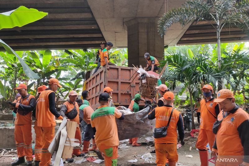 32 truk sampah diangkut dari lokasi pembersihan Kolong Tol Angke