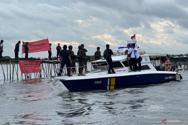 petugas-kkp-terjun-ke-lokasi-pemagaran-laut-3016-km-di-tangerang