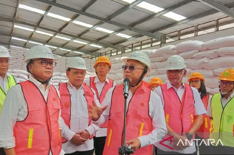 menko-pangan-meninjau-gudang-pupuk-di-banten