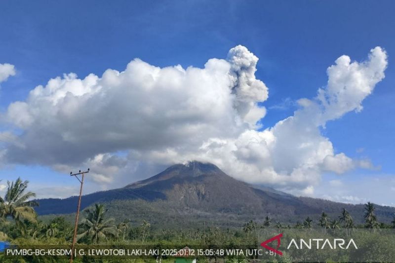 Gunung Lewotobi Laki-laki di Flores Timur erupsi dua kali pada Minggu