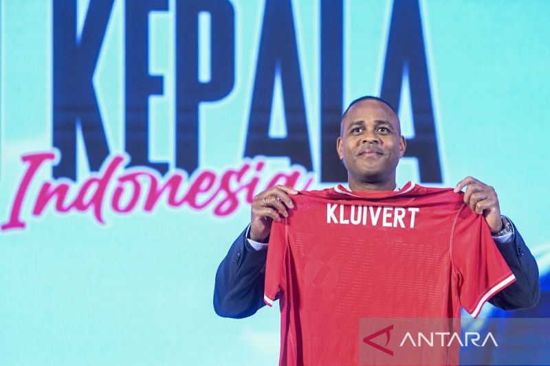 KLUIVERT SEBUT SUPORTER INDONESIA LEBIH BERSEMANGAT PERKENALAN PELATIH BARU TIMNAS INDONESIA 120125 ADM 10
