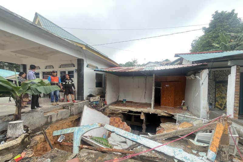 Delapan rumah di Bukit Jodoh Batam rusak terdampak tanah longsor