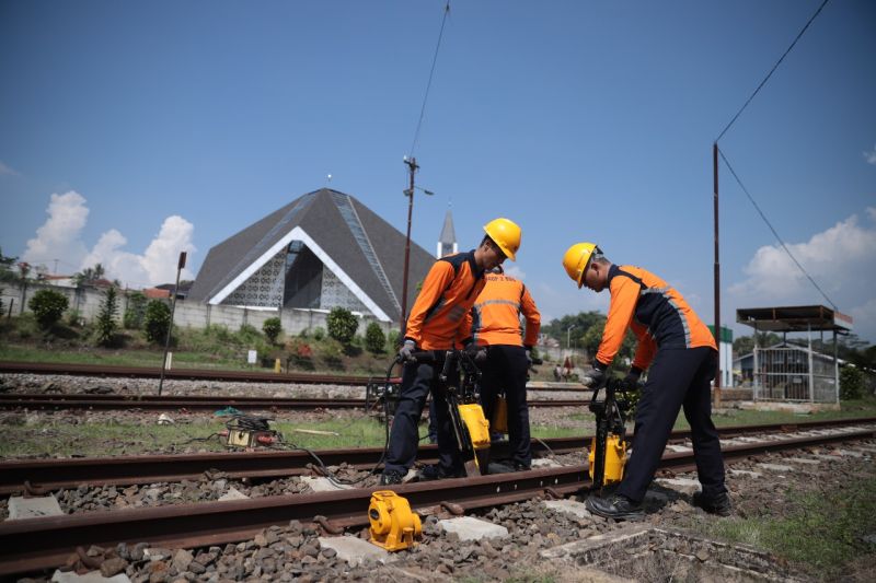 Tingkatkan Keselamatan, Selama 2024 KAI Ganti Rel Baru Sepanjang 495.562 Meter dan 210 Unit Wesel