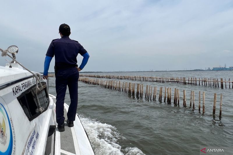 petugas-psdkp-kkp-terjun-ke-lokasi-pemagaran-laut-di-perairan-bekasi