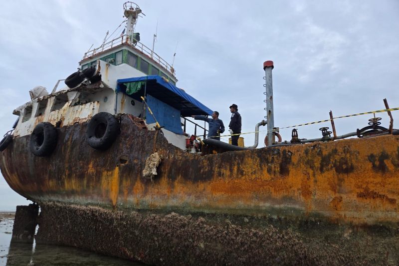 Pangkalan PLP Tanjung Uban temukan kapal kandas tanpa awak di Bintan 