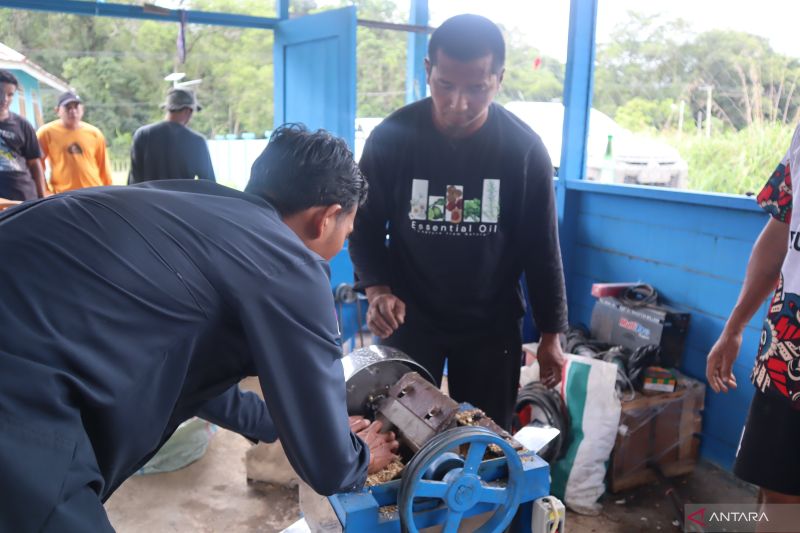 Alat suling minyak gaharu dari BI tingkatkan ekonomi desa Laban Nyarit 