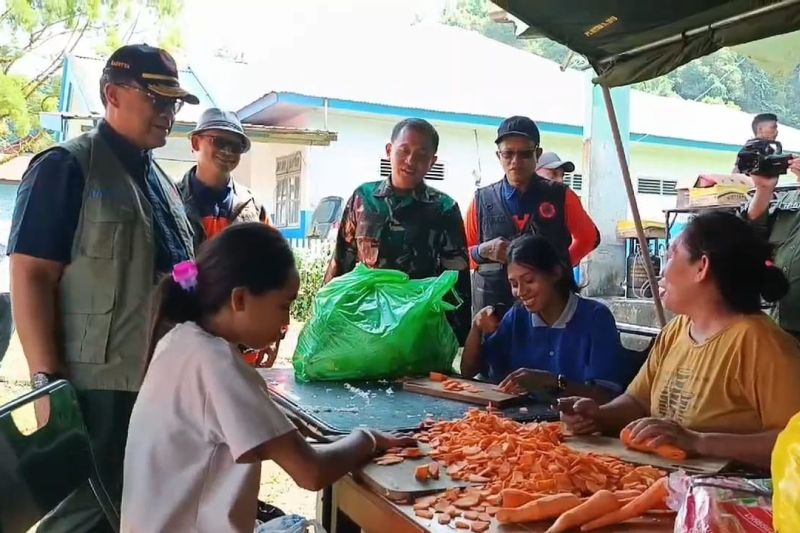 BNPB pastikan stok makanan bagi pengungsi Gunung Ibu aman