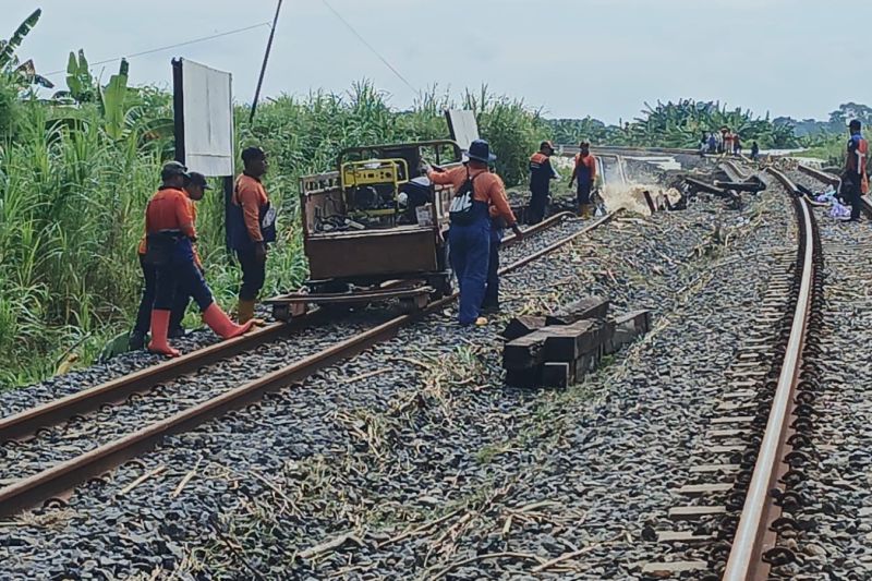 KAI Kerahkan Puluhan Petugas Mempercepat Penanganan Banjir di Petak Jalan Gubug - Karangjati, Perjalanan KA Lakukan Skenario Pola Operasi Memutar