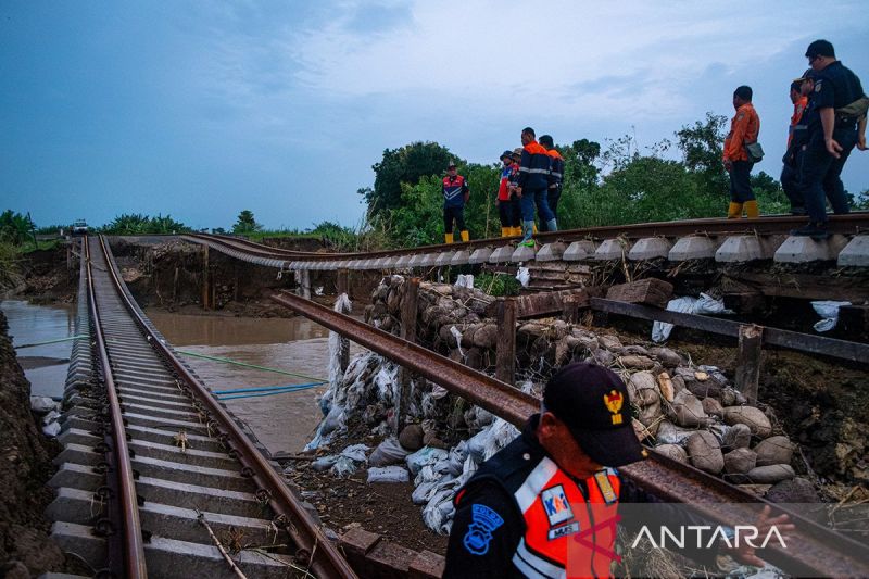 Jalur KA di wilayah Grobogan masih terputus akibat banjir 