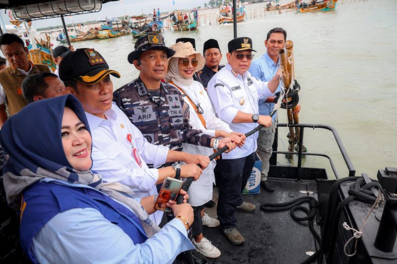 Pj Gubernur Banten: Pembongkaran pagar laut atas perintah Presiden 