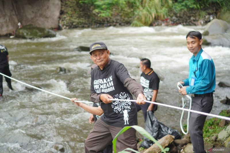 Enchanting Valley by TSI inisiasi Gerakan Kali Bersih bareng warga