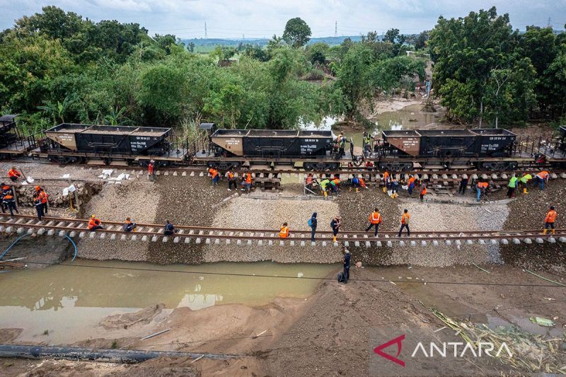 10 perjalanan KA Daop Semarang dibatalkan hingga jalur Grobogan normal 