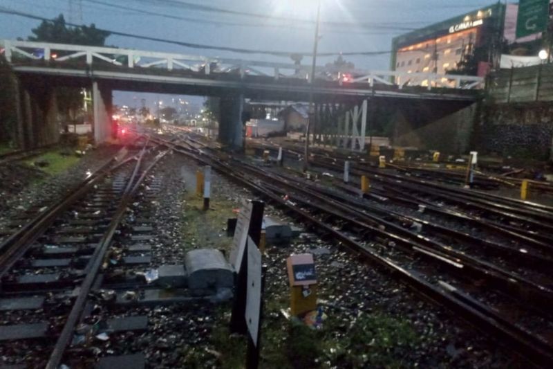 Jalur rel Stasiun Bandung sempat tergenang banjir dan ganggu feeder 