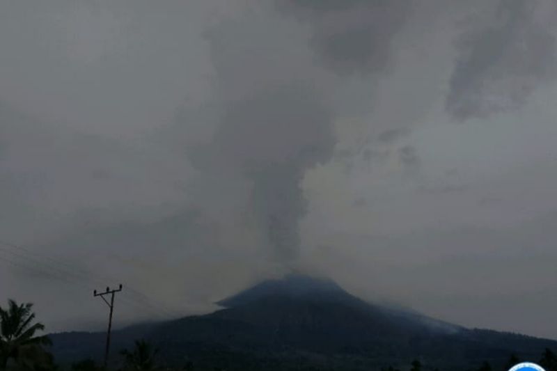 Gunung Lewotobi naik Level IV Awas setelah 987 gempa hembusan