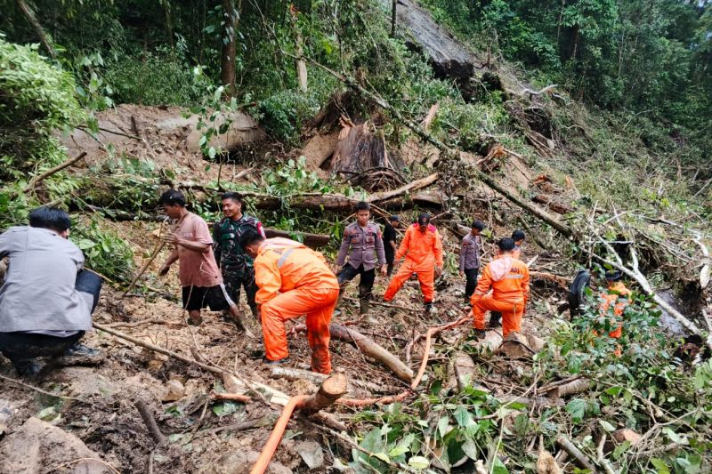 Tim SAR gabungan terus cari korban tanah longsor di Gunung Mas