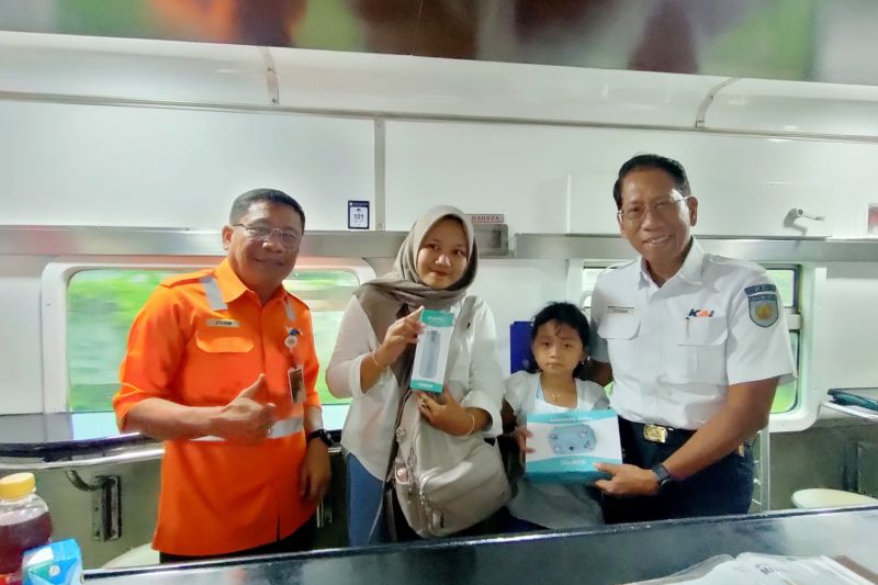 KAI Pastikan Layanan Optimal Selama Libur Panjang, Dirut KAI Sapa Pelanggan di Kereta Joglosemarkerto