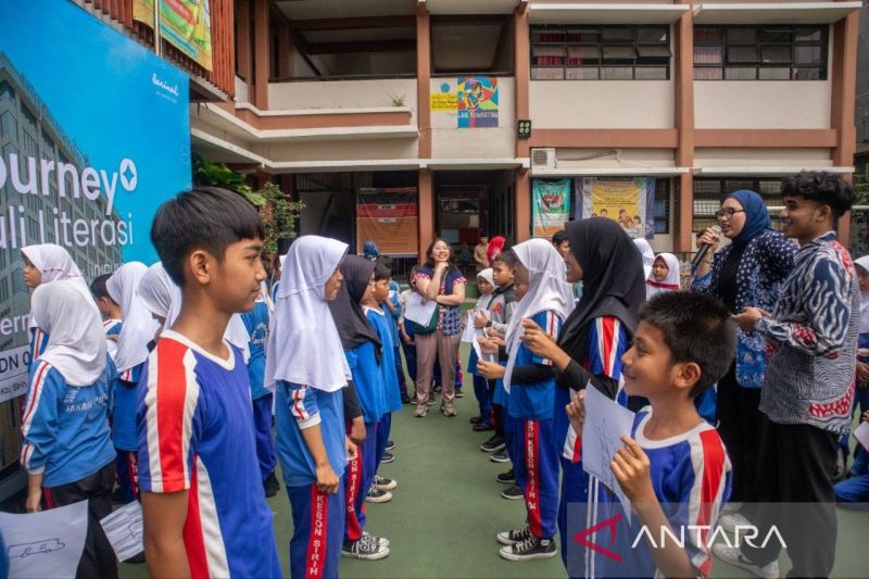 Sarinah perkuat literasi pendidikan siswa-siswi lewat program sosial 