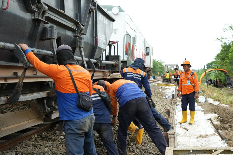 KAI Terus Berupaya Gerak Cepat Pulihkan Jalur Terdampak Banjir Sungai Tuntang