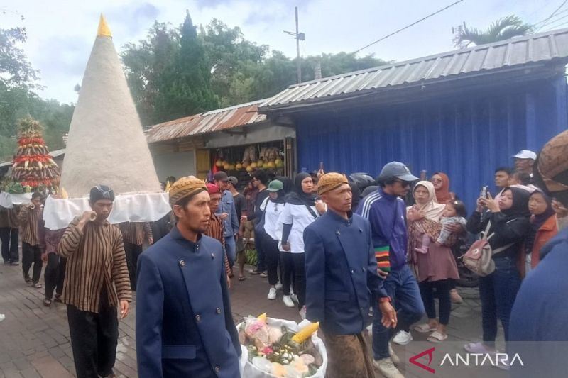 warga-magetan-gelar-labuhan-sarangan-jelang-ramadhan-2025