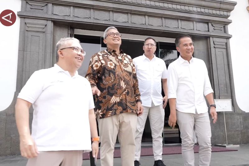 bey-dan-farhan-susun-strategi-reaktivasi-bandara-husein-sastranegara