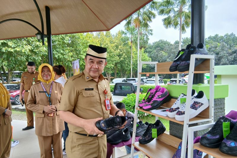 Pemkab Tangerang dorong ASN pelopori pakai sepatu batik lokal 