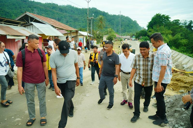 Gubernur tinjau penanganan jalan Trans Sulawesi putus di Poso