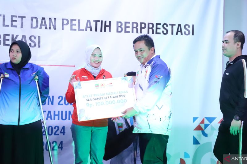 Pemkab Bekasi salurkan bonus atlet-pelatih berprestasi